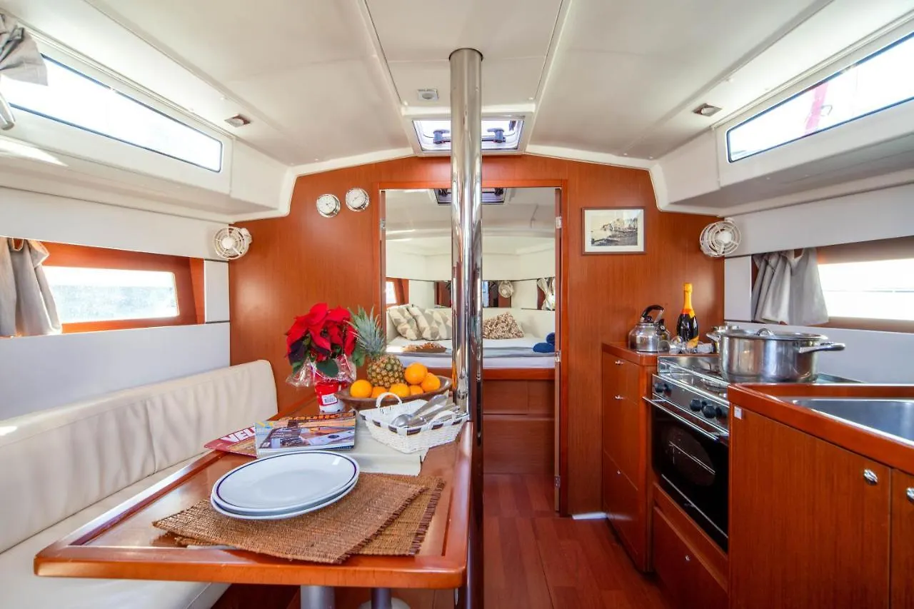 Botel Barca A Vela Kerama - Smart Wind Hotel Naples